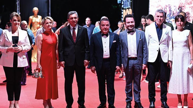 Antalya Film Festivali Kırmızı Halısında Ünlü İsimler Buluştu