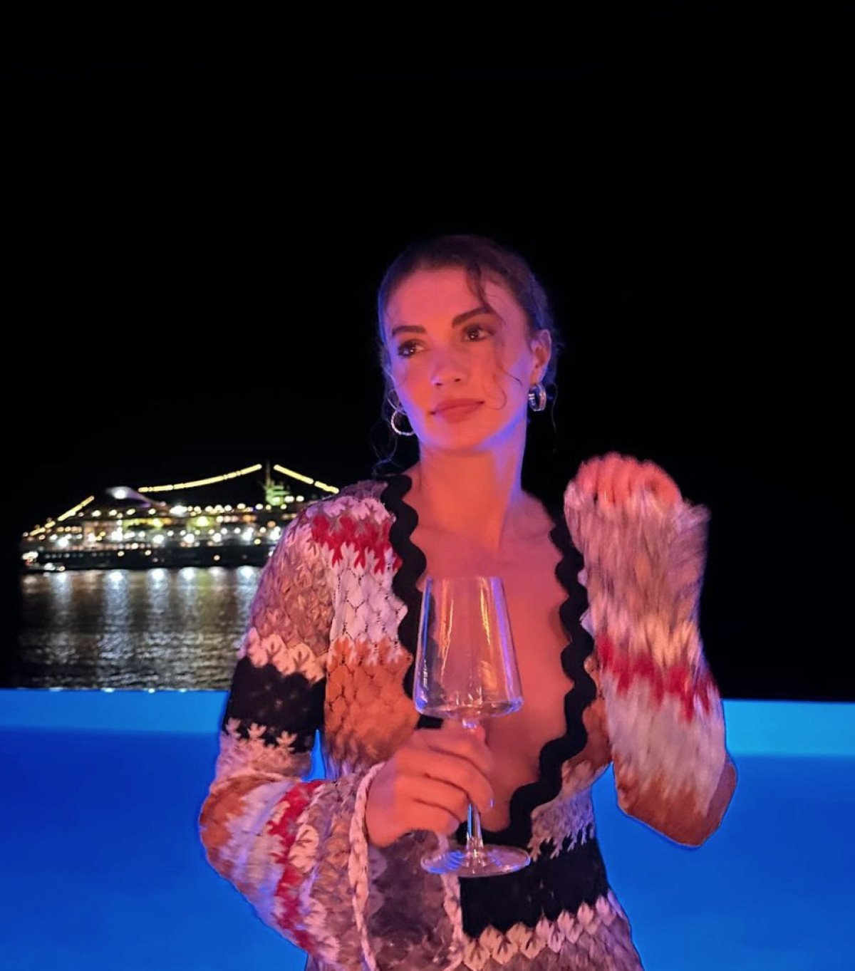 Burcu Özberk'in Mykonos Tatili: Güzellik ve Eğlence Dolu Anlar