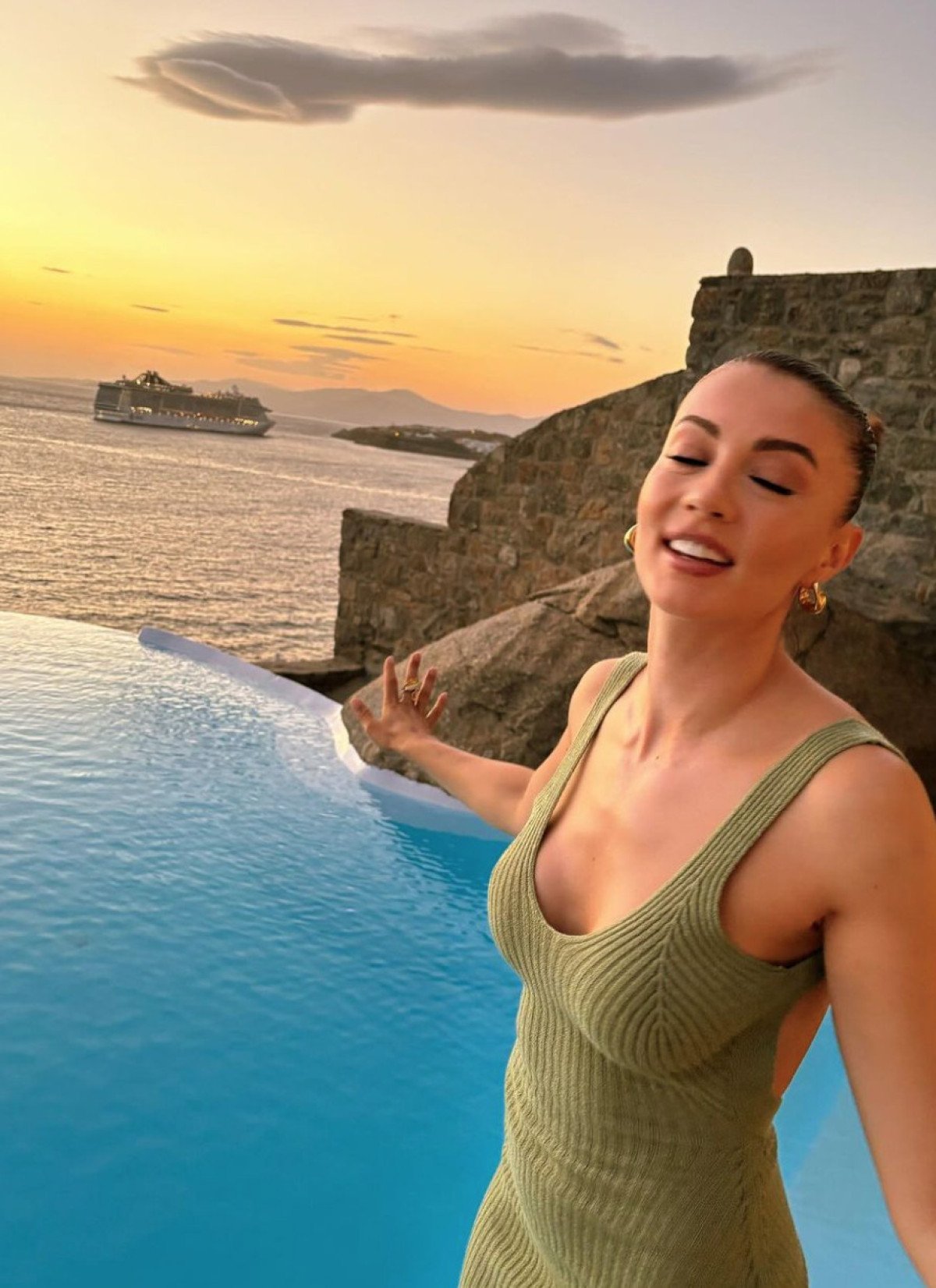 Burcu Özberk'in Mykonos'taki İddialı Pozları