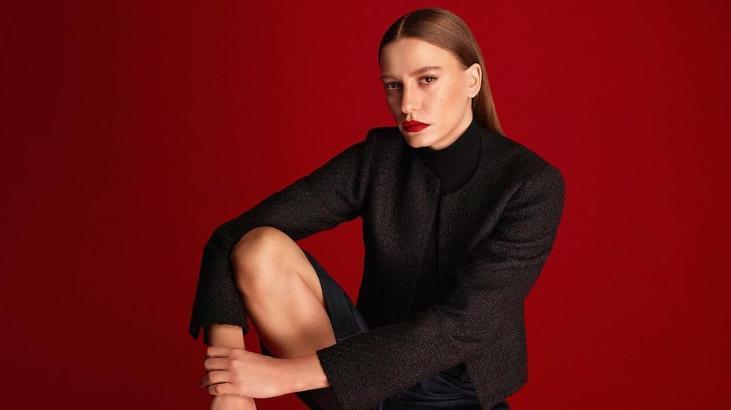 Serenay Sarıkaya'nın Minimalist Evi ve Leopar Desenli Kanepe